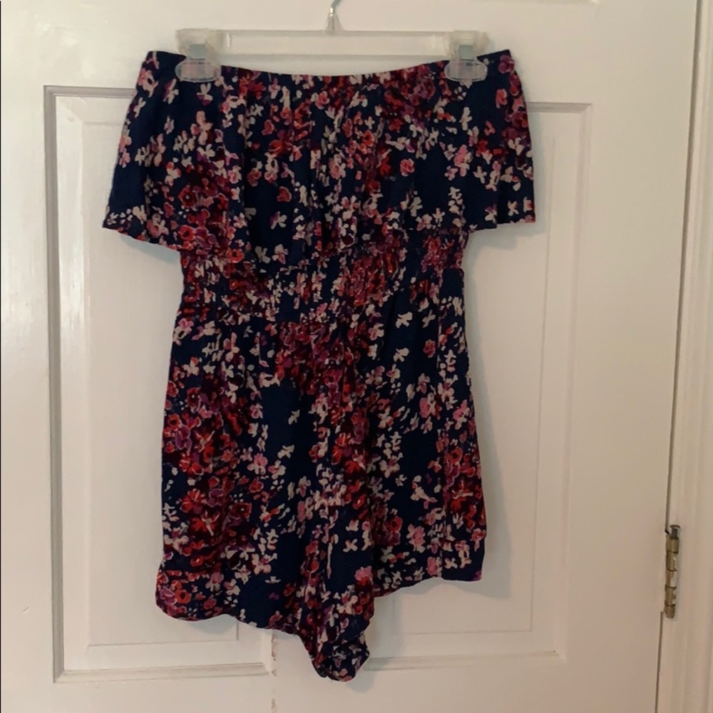Patterned strapless blue romper